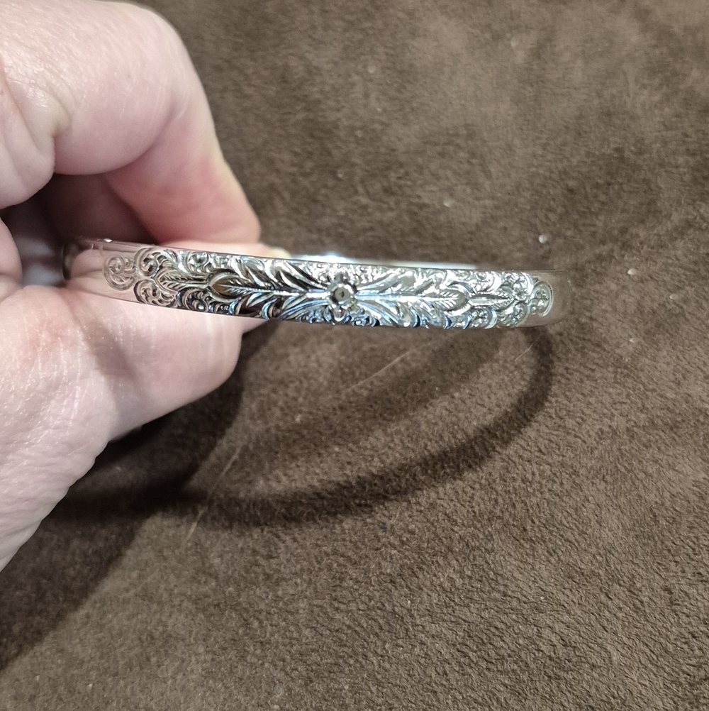 Elegant Floral W & D Silver tone Floral Bangle - Picture 6 of 9